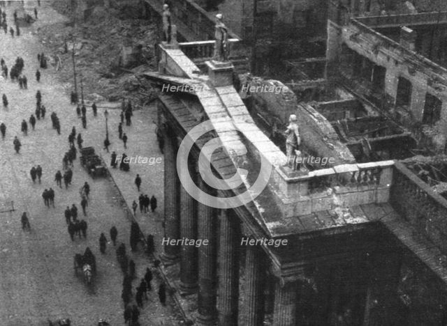 'Dublin Apres L'Emeute; Le porche du Post Office central, dans Sackville Street, vu de la..., 1916. Creator: Unknown.