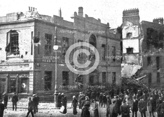 'Dublin Apres L'Emeute; Liberty Hall, quartier general des insurges, qui fut bombarde par..., 1916. Creator: Unknown.