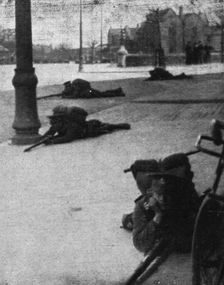 Dublin Apres L'Emeute; Pendant la lutte contre l'emeute : soldats guettrant les rebelles 1916. Creator: Unknown
