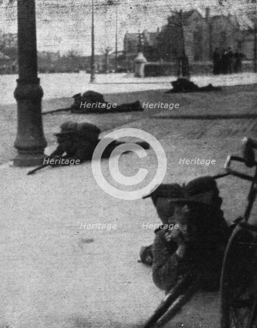 'Dublin Apres L'Emeute; Pendant la lutte contre l'emeute : soldats guettrant les rebelles', 1916. Creator: Unknown.