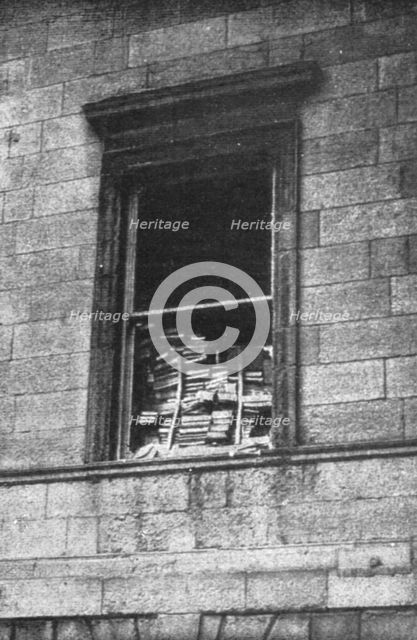 'Dublin Apres L'Emeute; Une fenetre du Palais de Justice barricadee avec les livres de la..., 1916. Creator: Unknown.