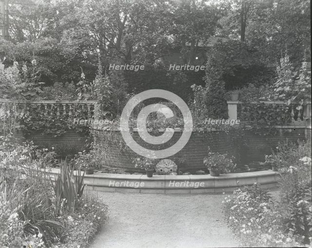Dudley Leavitt Pickman, Jr., house, 213 Hale Street, Beverly, Massachusetts, 1926. Creator: Frances Benjamin Johnston.