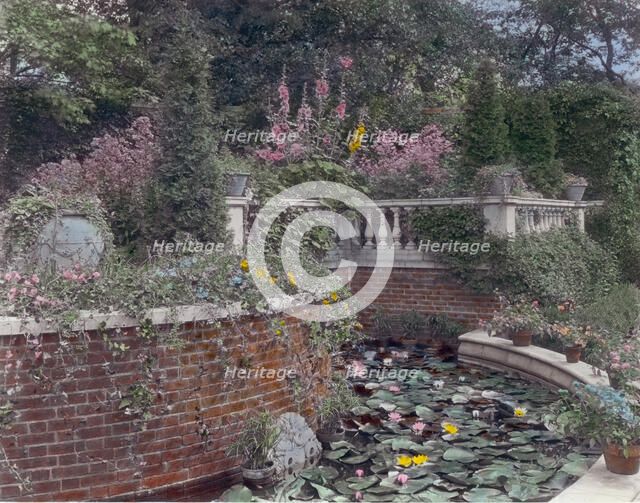Dudley Leavitt Pickman, Jr., house, 213 Hale Street, Beverly, Massachusetts, 1926. Creator: Frances Benjamin Johnston.