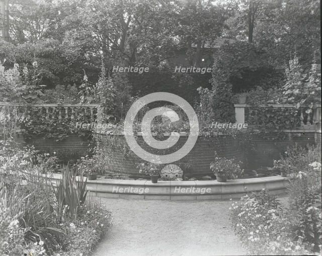 Dudley Leavitt Pickman, Jr., house, 213 Hale Street, Beverly, Massachusetts, 1926. Creator: Frances Benjamin Johnston.