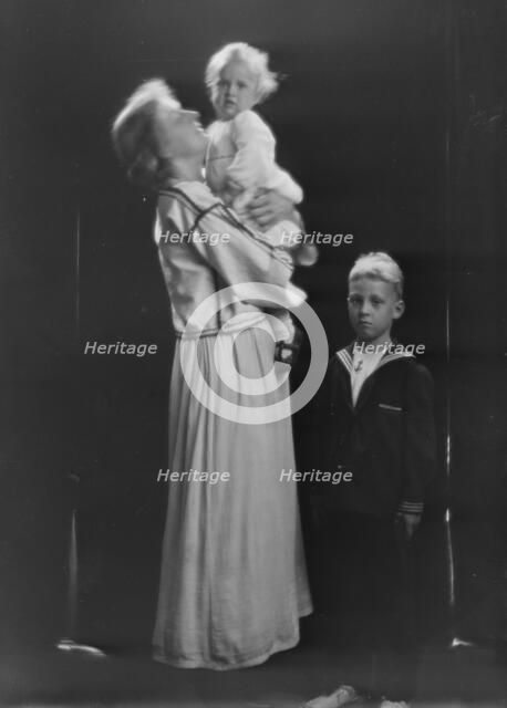 Duncan, Augustin, Mrs., and children, portrait photograph, between 1915 and 1921. Creator: Arnold Genthe.