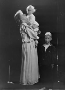 Duncan, Augustin, Mrs., and children, portrait photograph, between 1915 and 1921. Creator: Arnold Genthe