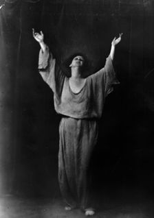 Duncan, Isadora, portrait photograph, between 1916 and 1918. Creator: Arnold Genthe