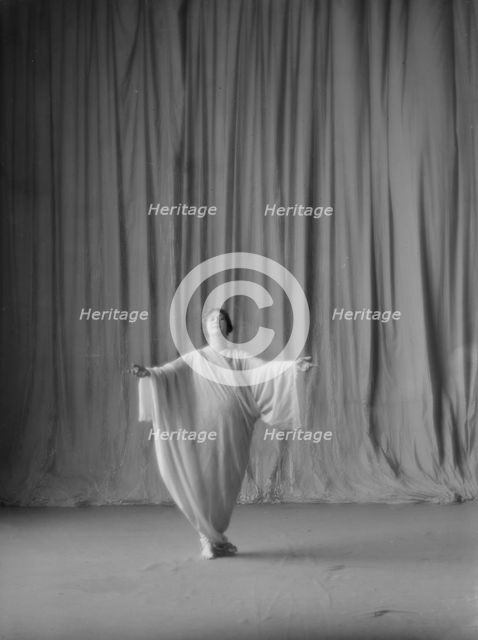 Duncan, Isadora, portrait photograph, between 1916 and 1918. Creator: Arnold Genthe.