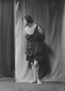 Duncan, Isadora, portrait photograph, between 1916 and 1918. Creator: Arnold Genthe