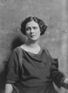 Duncan, Isadora, portrait photograph, between 1916 and 1918. Creator: Arnold Genthe