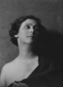 Duncan, Isadora, portrait photograph, between 1916 and 1918. Creator: Arnold Genthe