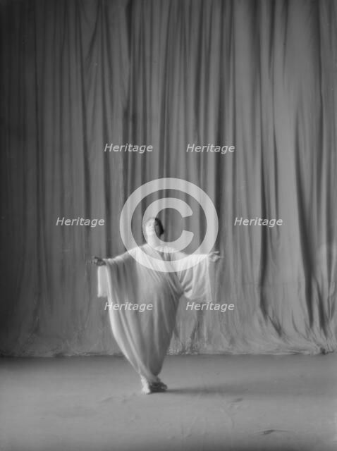 Duncan, Isadora, portrait photograph, between 1916 and 1918. Creator: Arnold Genthe.