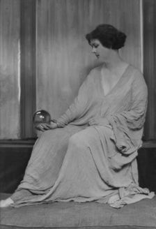 Duncan, Isadora, portrait photograph, between 1916 and 1918. Creator: Arnold Genthe
