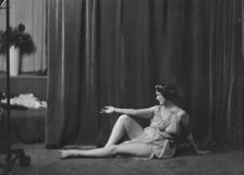 Duncan, Isadora, portrait photograph, between 1916 and 1918. Creator: Arnold Genthe