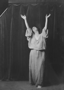 Duncan, Isadora, portrait photograph, between 1916 and 1918. Creator: Arnold Genthe