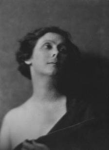 Duncan, Isadora, portrait photograph, between 1916 and 1918. Creator: Arnold Genthe