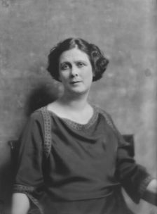 Duncan, Isadora, portrait photograph, between 1916 and 1918. Creator: Arnold Genthe