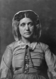 Dunn, Emma, Miss, portrait photograph, 1917 May 21. Creator: Arnold Genthe