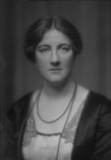 Duquesne, Mrs., portrait photograph, 1913. Creator: Arnold Genthe