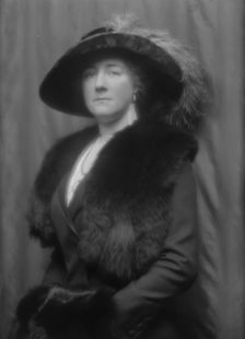 Duquesne, Mrs., portrait photograph, 1913. Creator: Arnold Genthe