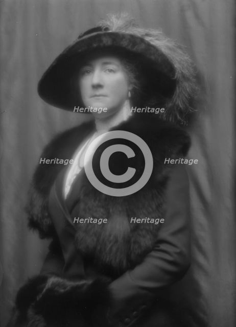 Duquesne, Mrs., portrait photograph, 1913. Creator: Arnold Genthe.