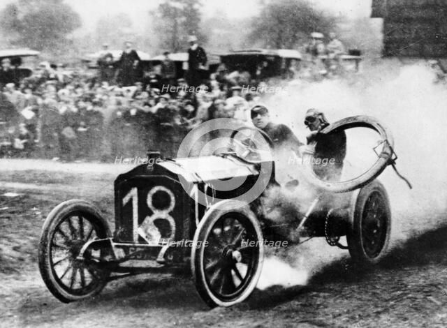 Duray driving a De Dietrich in the Vanderbilt Cup, Long Island, NY, USA, 1906. Artist: Unknown