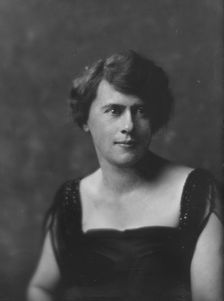 Emerson, L., Mrs., portrait photograph, 1917 May 16. Creator: Arnold Genthe