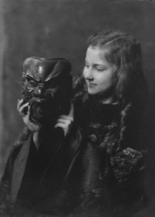 Emerson, Lillian, Miss, portrait photograph, 1917 May 16. Creator: Arnold Genthe