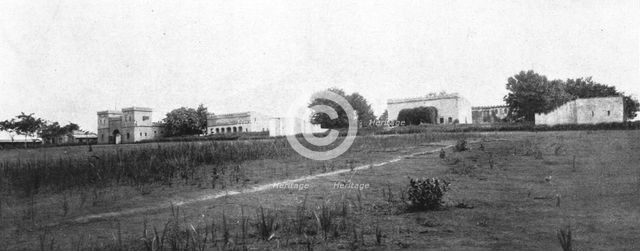 'En Cameroun devenu francais: l'ancien poste allemand de Banyo, l'un des plus beaux du...', 1916. Creator: Unknown.