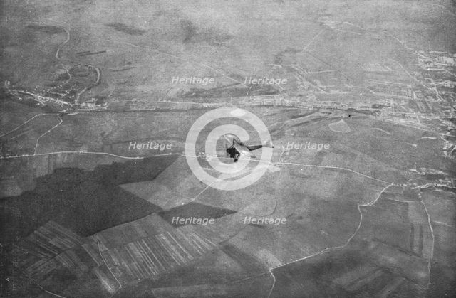 ''En Chasse; A 2,000 metres; un monoplan "parasol" volant en pleine vitesse, au-desses..., 1915. Creator: Unknown.
