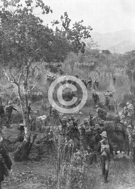 'En Afrique, Dans le Sud-Ouest Africain; Troupes Britanniques dans la brousse..., 1914 (1924). Creator: Unknown.