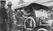 En Afrique, Le 2 decembre, De Wet, captif, que l'on voit vider philosophiquement sa... 1914 (1924). Creator: Unknown
