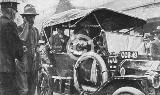 'En Afrique, Le 2 decembre, De Wet, captif, que l'on voit vider philosophiquement sa... 1914 (1924). Creator: Unknown.