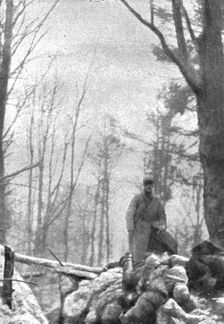 'En Alsace; Au sommet de l'Hartmannswillerkopf: un cadavre allemand sur un parapet 1915. Creator: Unknown