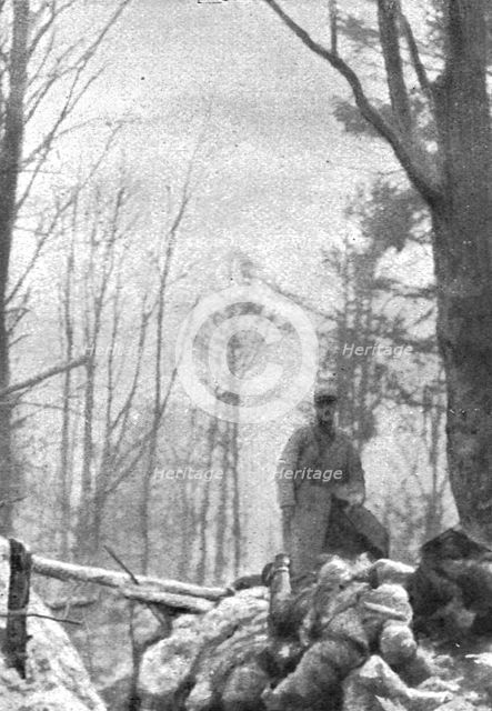 ''En Alsace; Au sommet de l'Hartmannswillerkopf: un cadavre allemand sur un parapet', 1915. Creator: Unknown.