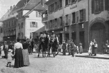 En Alsace et sur la Frontiere; nos fantassins et un etat-major de brigade entrent a Thann 1914. Creator: Unknown