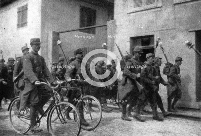 'En Alsace et sur la Frontiere; nos fantassins et un etat-major de brigade entrent a Thann', 1914. Creator: Unknown.