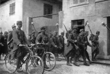 En Alsace et sur la Frontiere; nos fantassins et un etat-major de brigade entrent a Thann 1914. Creator: Unknown