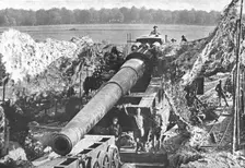 'En Argonne; Un des canons de 14 pouces, servis par des pointeurs de l'artillerie de cote..., 1918. Creator: Signal Corps ASF