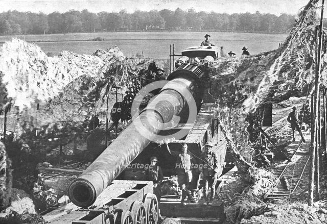 ''En Argonne; Un des canons de 14 pouces, servis par des pointeurs de l'artillerie de cote..., 1918. Creator: Signal Corps ASF.