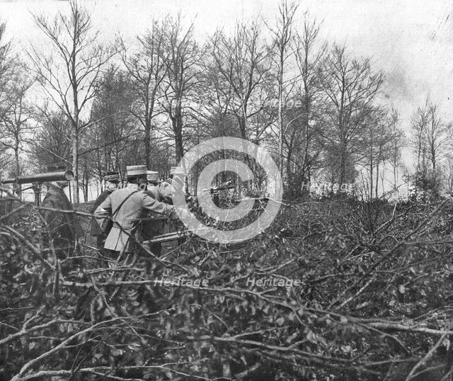 'En Argonne; Du haut d'un observatoire que dissimule un abatis de branchages', 1915. Creator: Unknown.