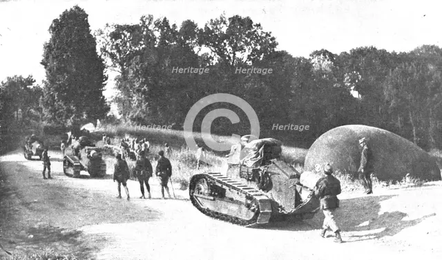 ''En Argonne; L'amalgame a l'arriere de l'offensive; chars d'assaut americains, fantassins..., 1918. Creator: Unknown.