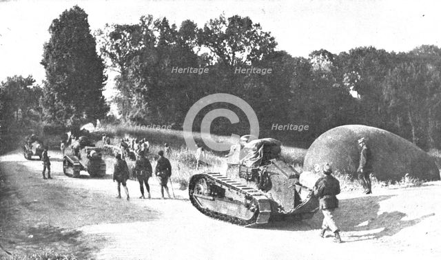 ''En Argonne; L'amalgame a l'arriere de l'offensive; chars d'assaut americains, fantassins..., 1918. Creator: Unknown.