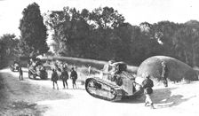 'En Argonne; L'amalgame a l'arriere de l'offensive; chars d'assaut americains, fantassins..., 1918. Creator: Unknown