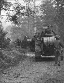 'En Argonne; Le depart des chars d'assaut americain pour l'attaque dans la foret 1918. Creator: Unknown