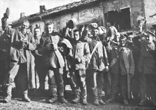 'En Argonne; Pour ceux-la, la guerre est terminee; des prisonniers allemands saluent..., 1918. Creator: Unknown