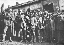'En Argonne; Pour ceux-la, la guerre est terminee; des prisonniers allemands saluent..., 1918. Creator: Unknown
