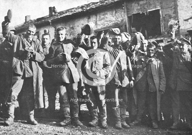 ''En Argonne; Pour ceux-la, la guerre est terminee; des prisonniers allemands saluent..., 1918. Creator: Unknown.