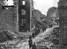 'En Argonne; Soldats americains traversant les ruines de la petite ville historique de..., 1918. Creator: Unknown