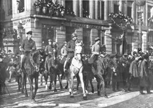 En Belgique delivree; L'entrée des souverains belges a Bruxelles, le 22 novembre: place... 1918. Creator: Unknown